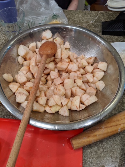 cut apples for filling